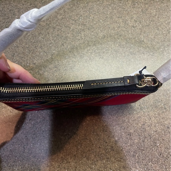 🆕 Dooney & Bourke Red Tartan Large Slim Wristlet - Picture 5 of 9